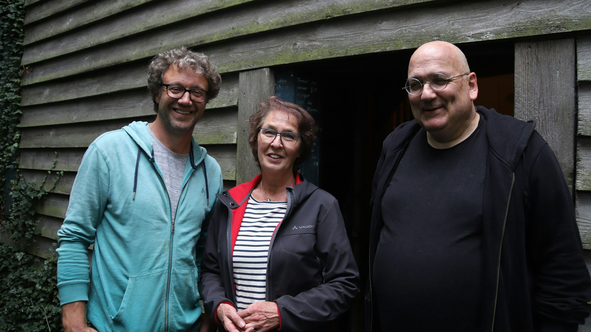 Freerk Baumann und seine Partnerin Jannike Salchow wollen aus dem ‚Frankfurter Haus‘ an der Burgstraße in Uckerath ein Inklusionscafé machen. Hausforscher Uwe Brustmeier nahm sich das Gebäude mit fachmännischen Augen vor. V.l.: Eigentümer Freerk Baumann, Architektin Helga Horst, Hausforscher Uwe Brustmeier.
