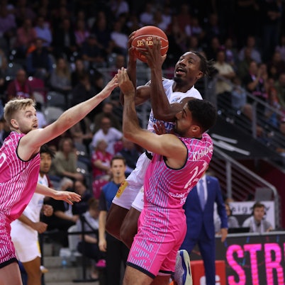 Bonns Topscorer Till Pape (l.) und Noah Kirkwood attackieren Jonathan Stove vom MBC (M.).