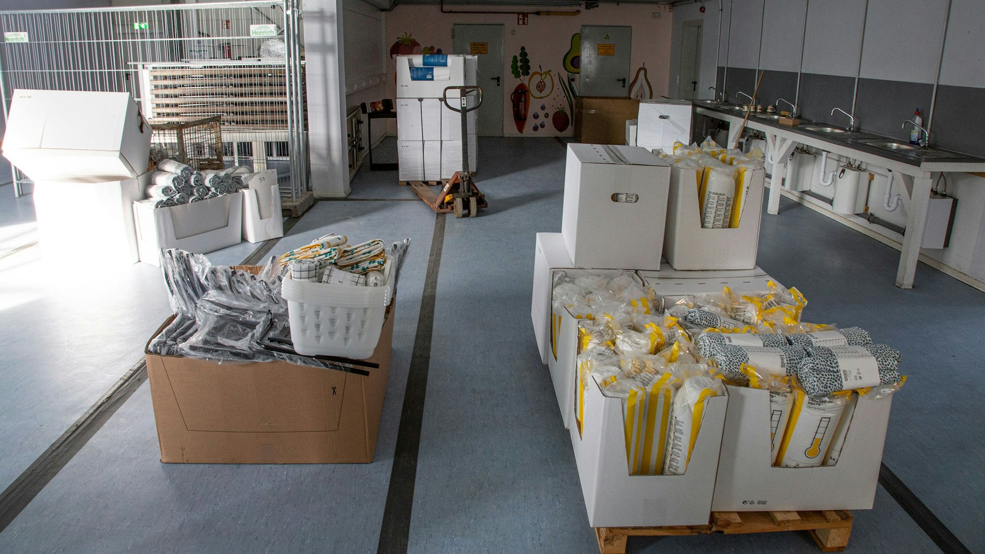 Die Stadt Hennef richtet die zwischenzeitlich als Lager genutzte Wohnboxenhalle für die Aufnahme von Geflüchteten aus der Ukraine her.