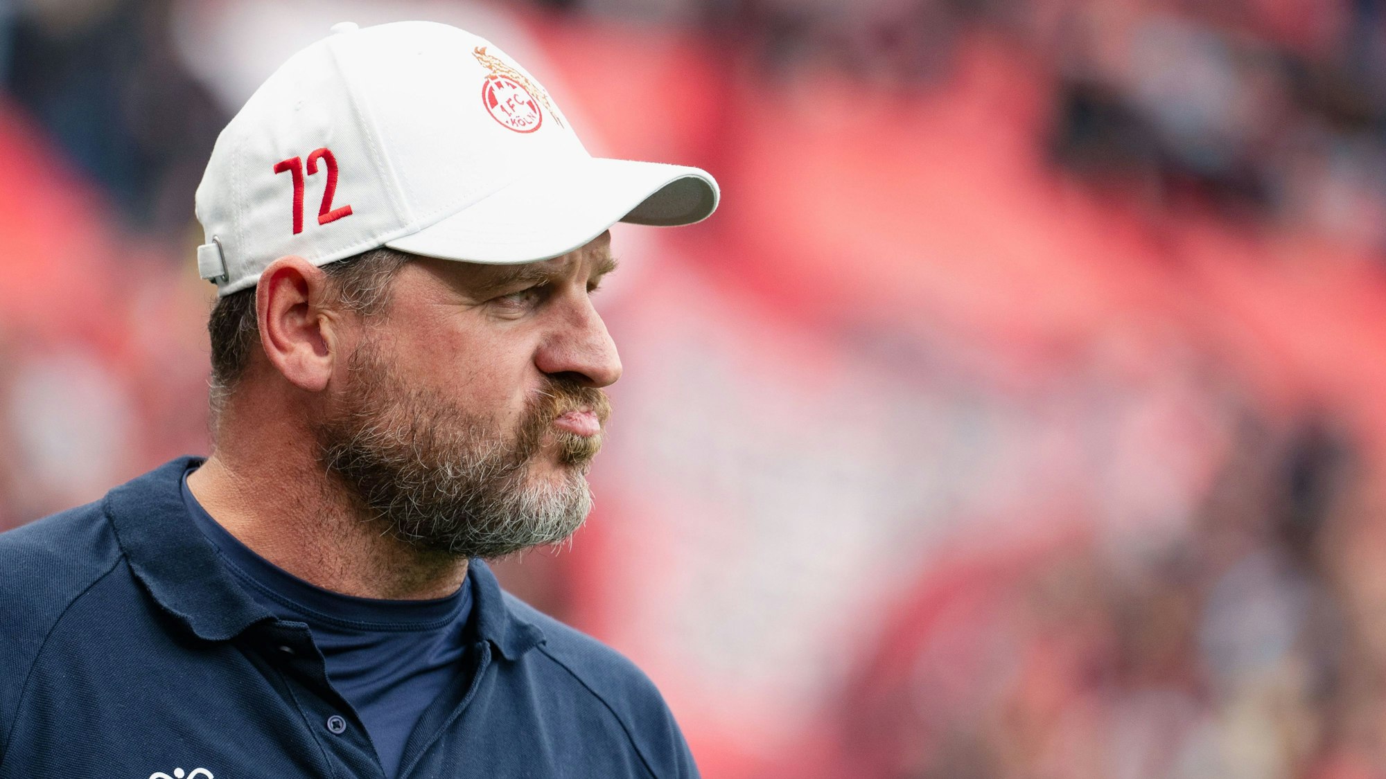 Kölns Trainer Steffen Baumgart blickt vor der Partie in die Runde.