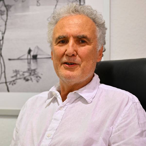 Der Gummersbacher Mediziner Dr. Ralph Krolewski sitzt an seinem Schreibtisch.