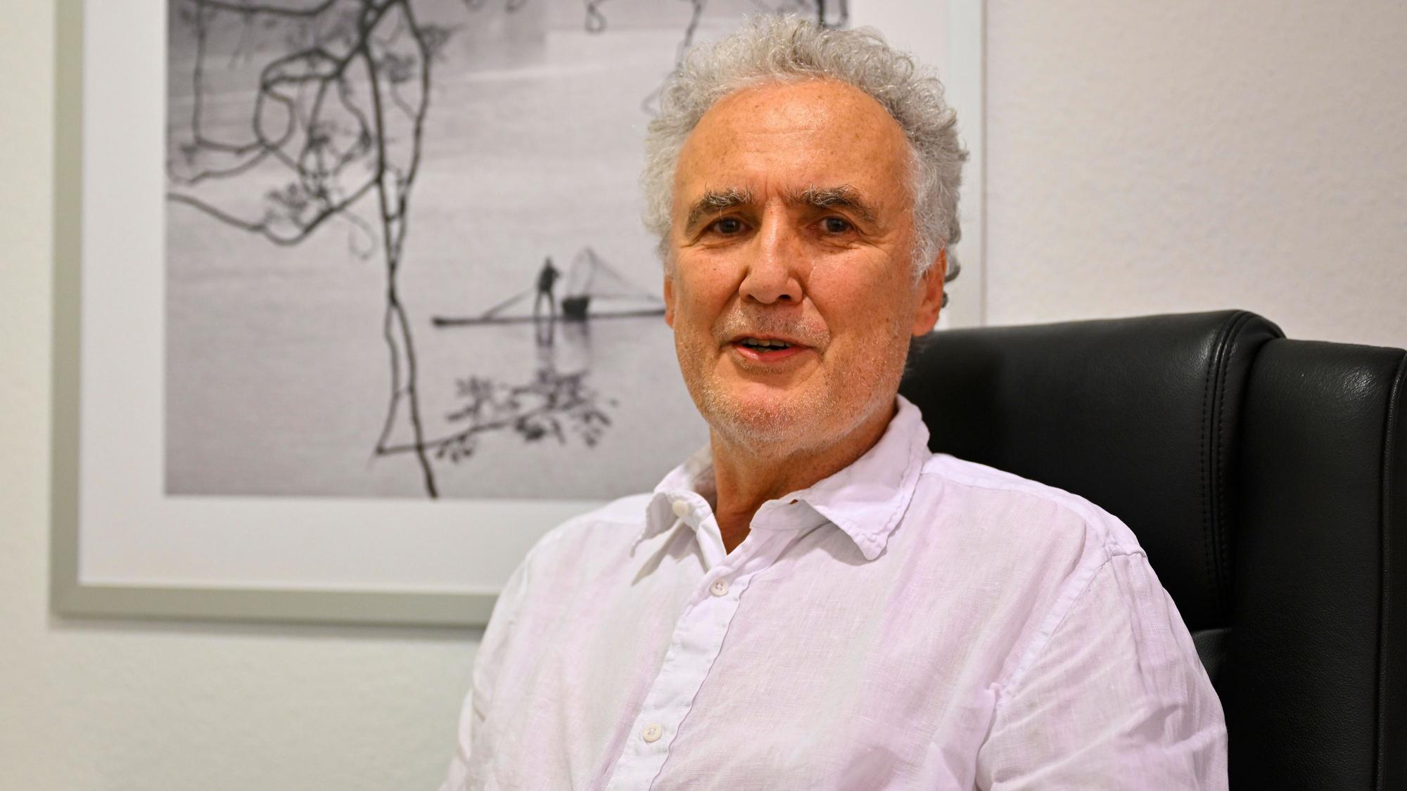 Der Gummersbacher Mediziner Dr. Ralph Krolewski sitzt an seinem Schreibtisch.