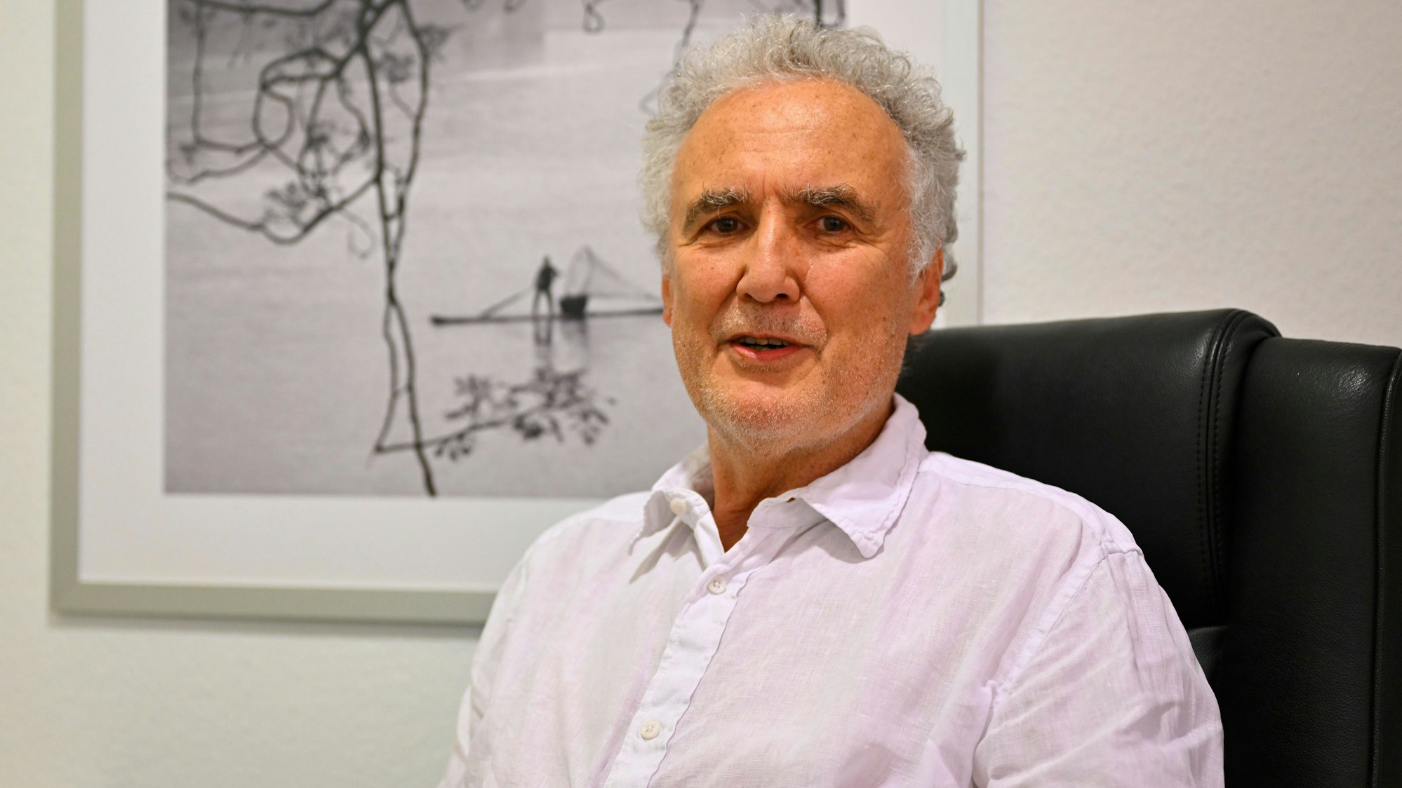 Der Gummersbacher Mediziner Dr. Ralph Krolewski sitzt an seinem Schreibtisch.