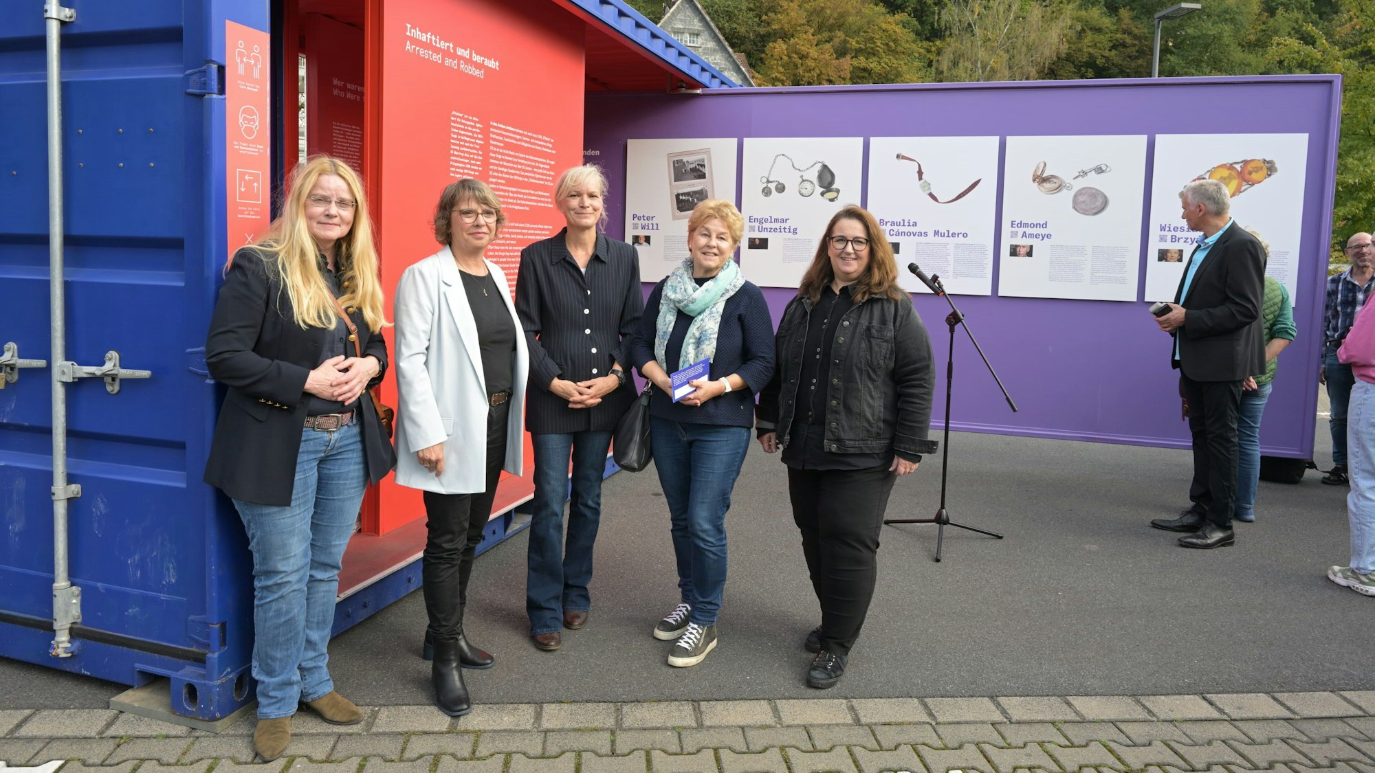 Elke Günzel, Dr. Anke Münster, Eva Cichy, Marina Wittka, Bondina Schulze stehen vor Ausstellung nebeneinander.
