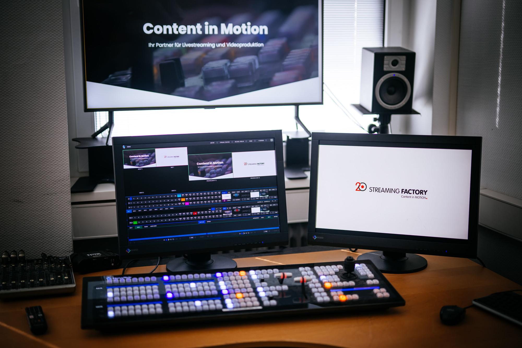 Im Studio mit Regiepult etc laufen viele Kanäle zusammen für digitale Produktionen ganz nah dran an Events.