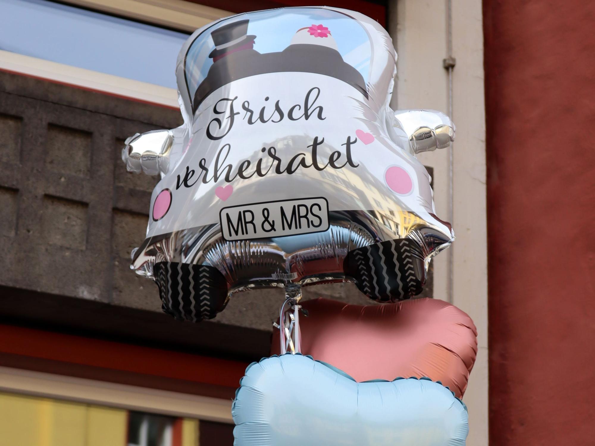 Ein Ballon in Form eines Autos, auf dem „Frisch verheiratet“ steht.