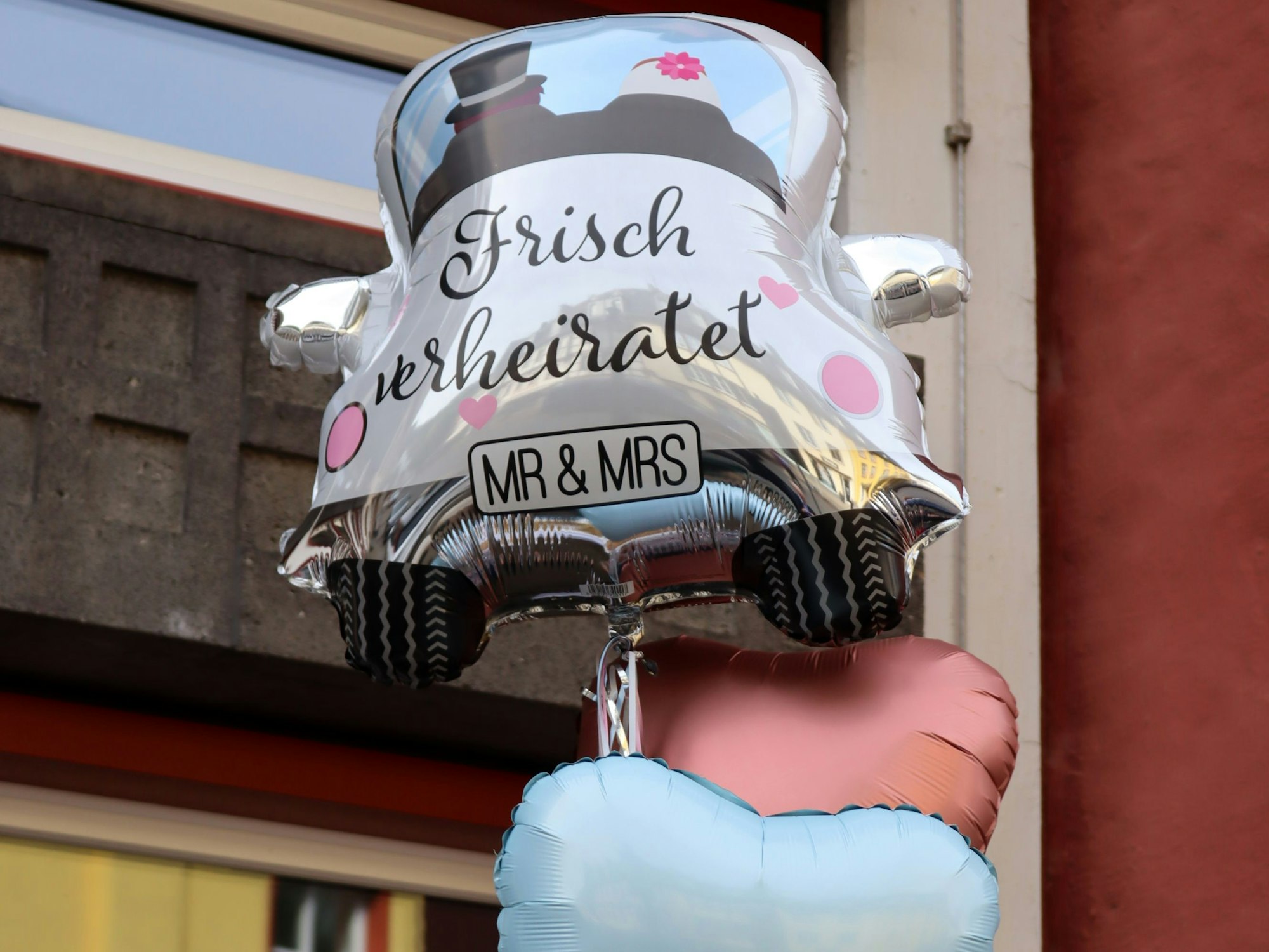 Ein Ballon in Form eines Autos, auf dem „Frisch verheiratet“ steht.