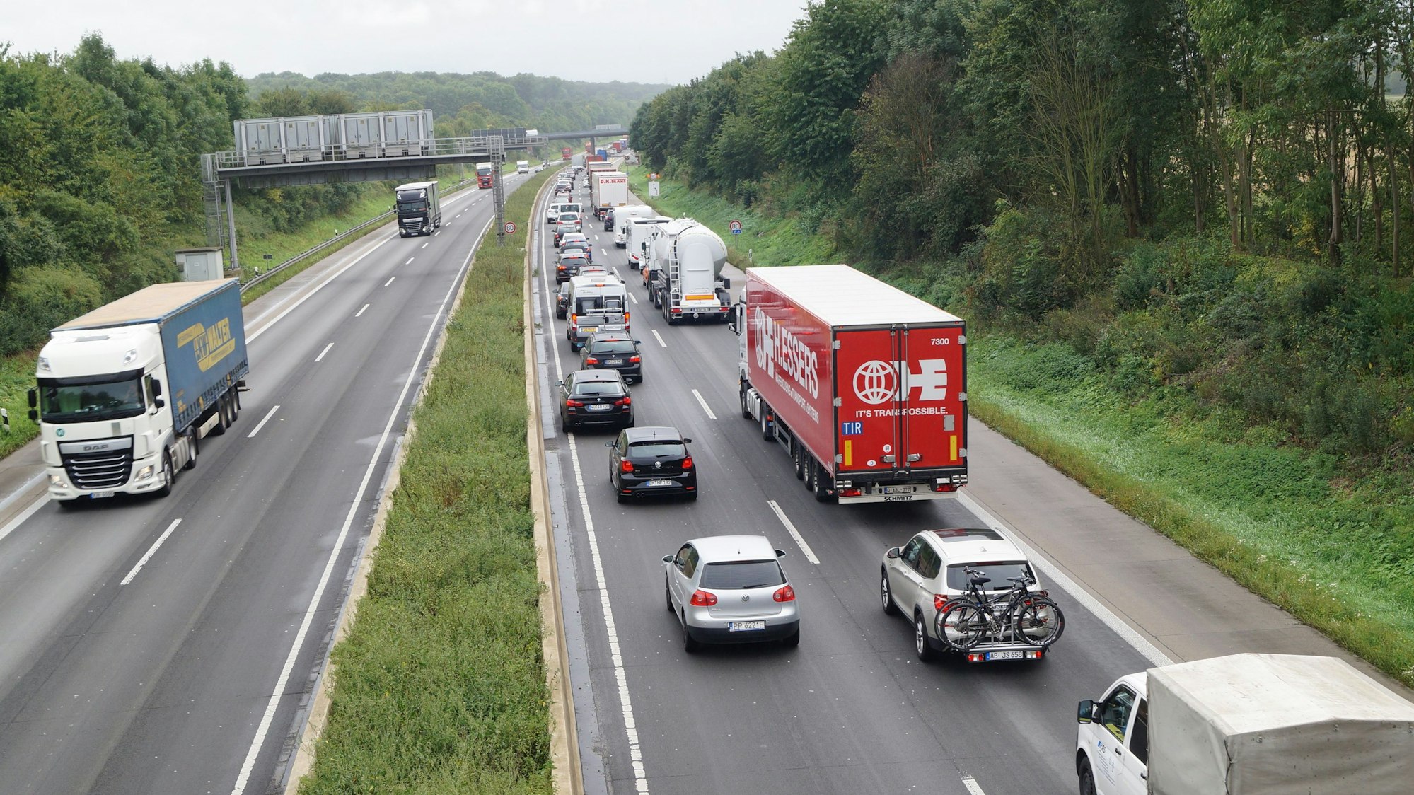 Auf dem Foto ist ein Stau auf der A61 kurz vor der Anschlussstelle Türnich zu sehen.