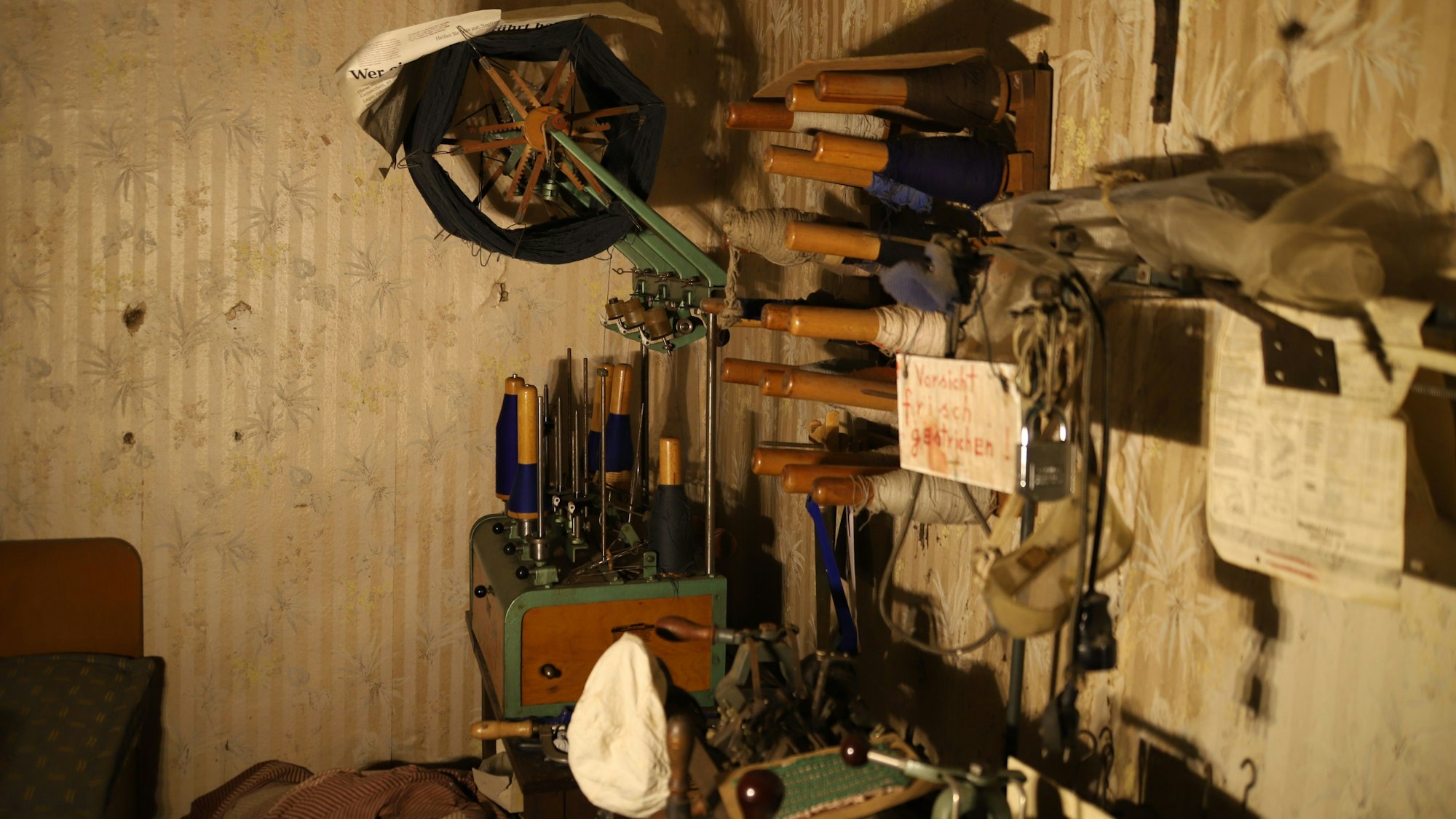In den Räumen stehen noch die alten Webeinrichtungen des Vorbesitzers, hier die Spulen für Garne.