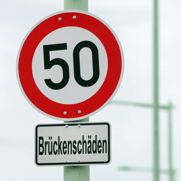 Auf einem Schild stehen 50 als zulässige Höchstgeschwindigkeit, darunter ein Hinweis auf Brückenschäden.