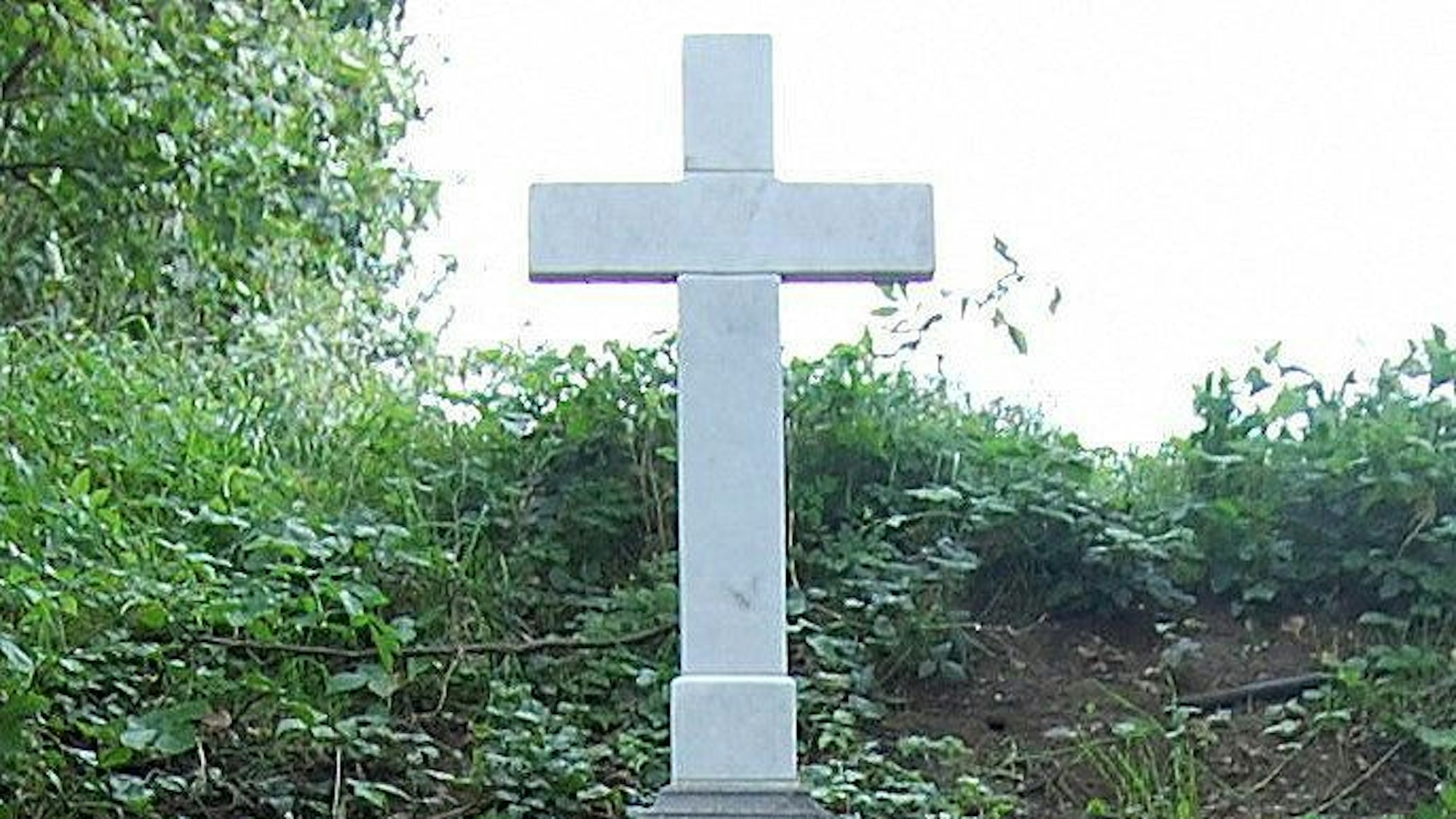 So sah das Unfallkreuz aus, bevor es durch Vandalismus zerstört worden war.