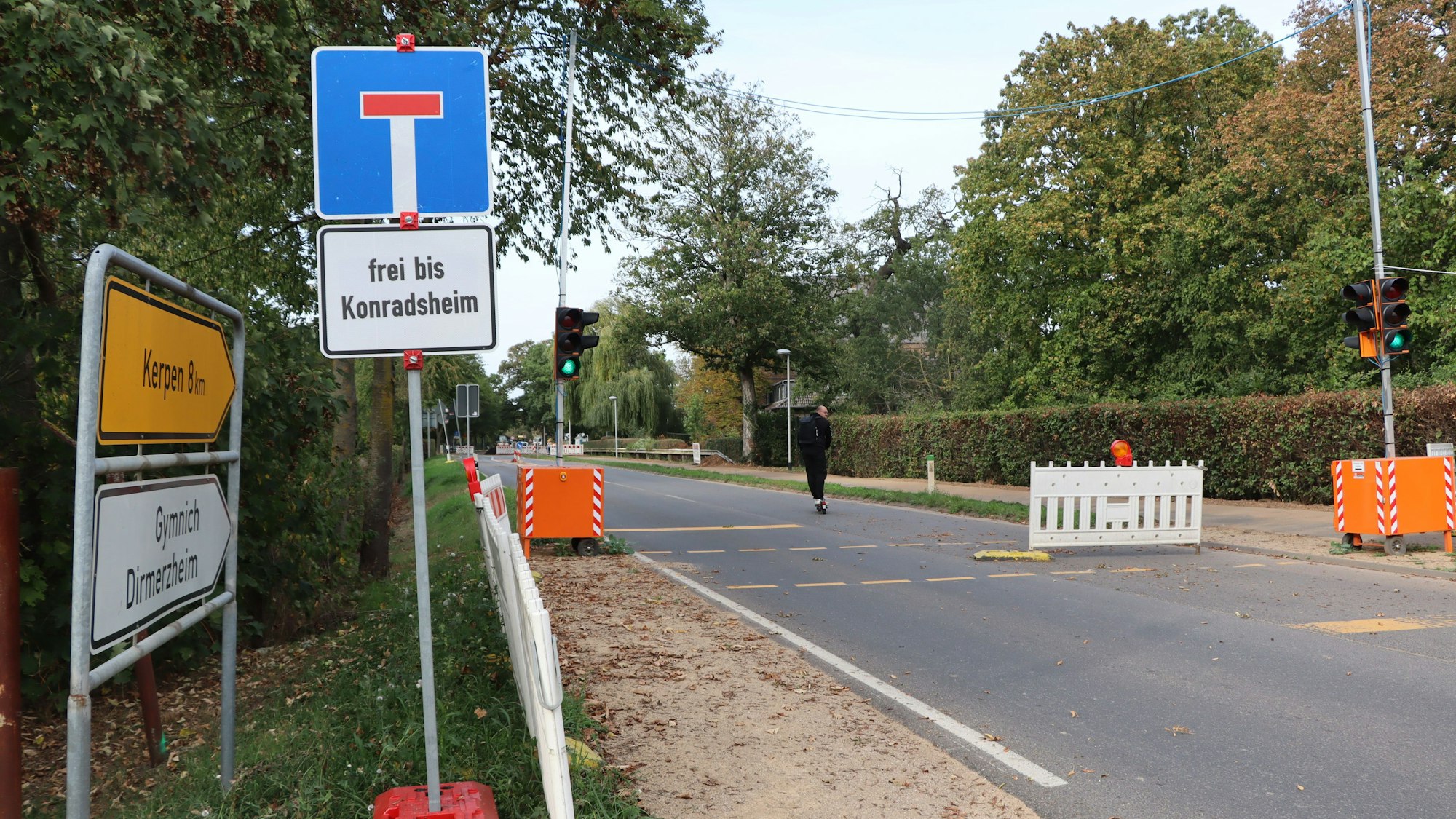 Die Straße ist mit Warnbaken gesperrt.