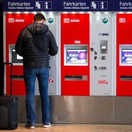 Ein Mann steht an Fahrkartenautomaten im Hauptbahnhof.
