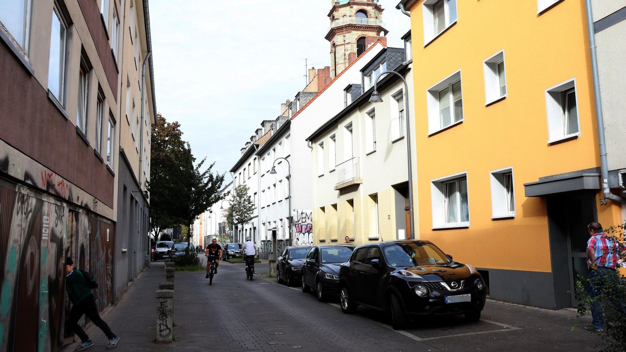In den Straßen Alt-Mülheims werden immer wieder Reifen von Fahrzeugen zerstochen.