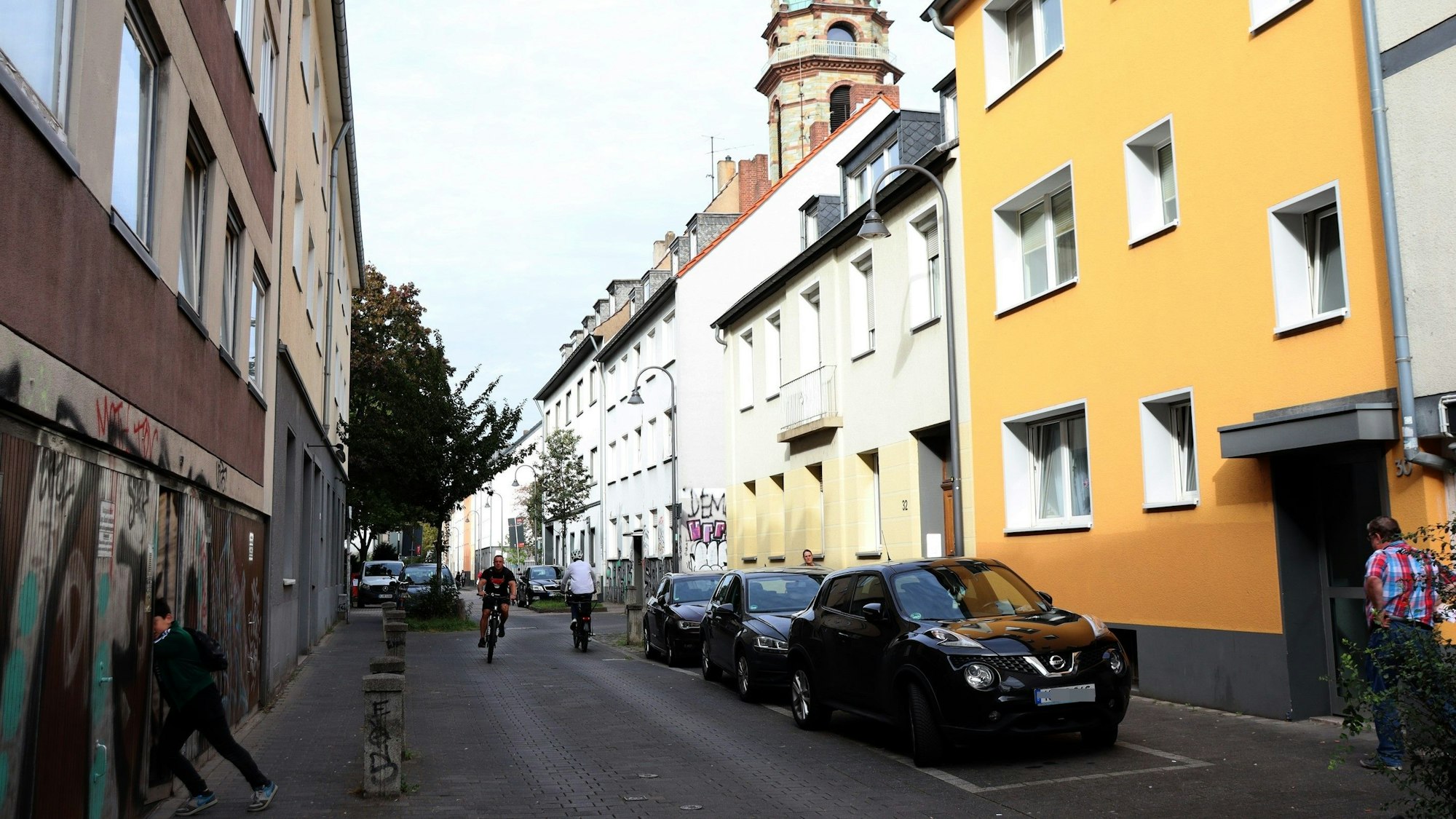 In den Straßen Alt-Mülheims werden immer wieder Reifen von Fahrzeugen zerstochen.