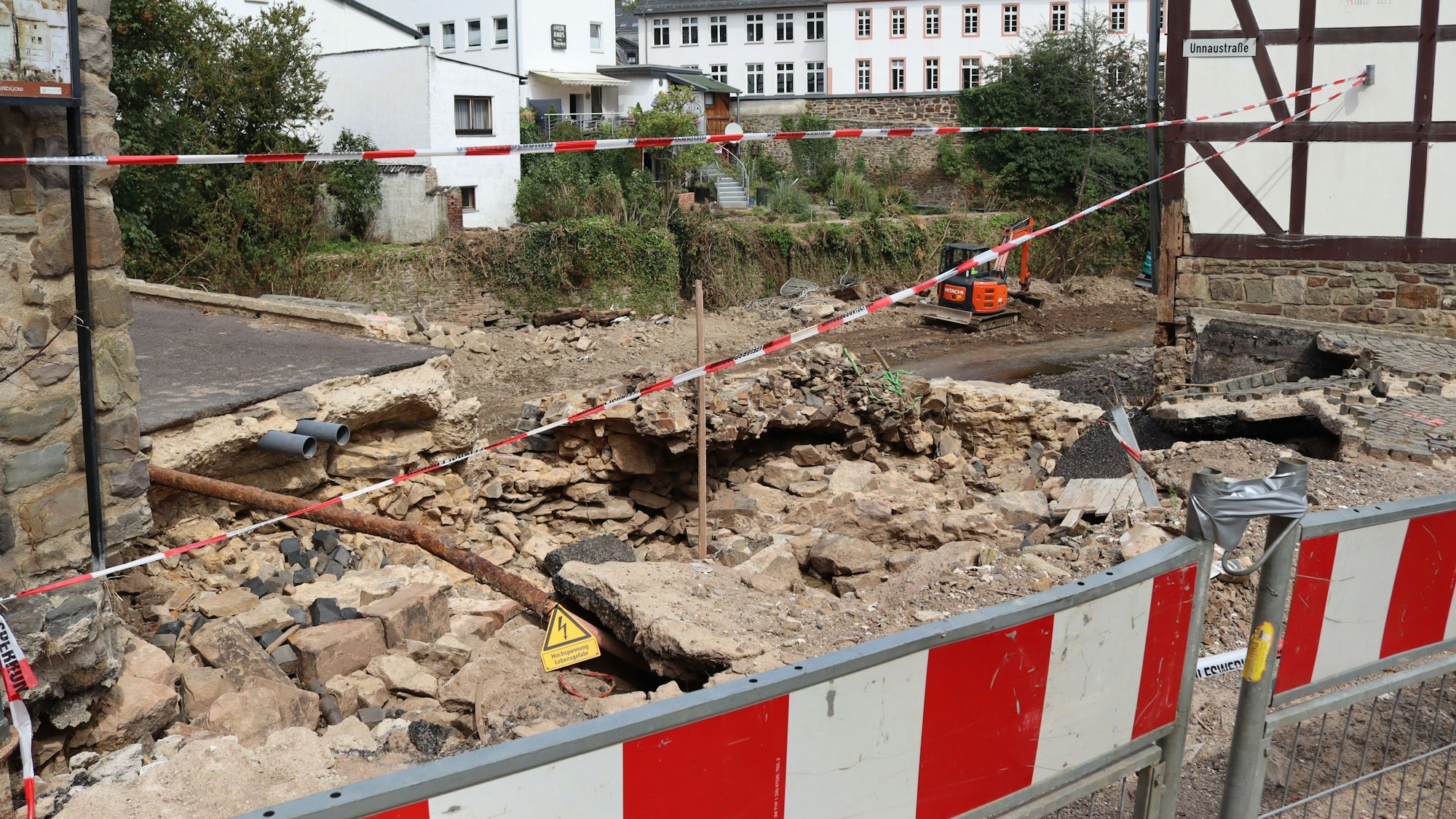 Die Werkbrücke in Bad Münstereifel war einen Monat nach der Flut ein Trümmerhaufen und abgesperrt.