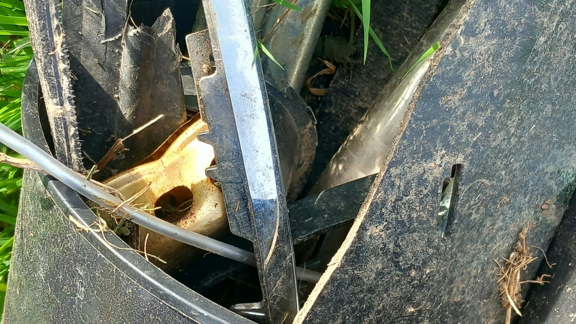 10.10.2023 Wachtberg An der K57 zwischen Villip und Gimmersdorf, an der vor drei Monaten eine 17-Jährige starb, liegen Trümmerteile von Auto und Fahrrad.