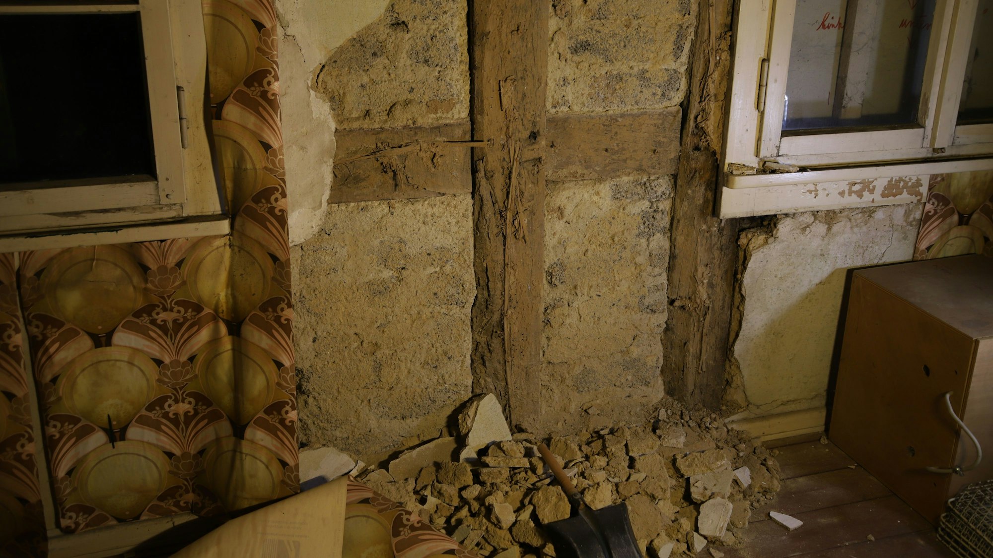 Die Außenwände sind trocken und stabil, wie sich unter dem abgebröckelten Putz zeigt.