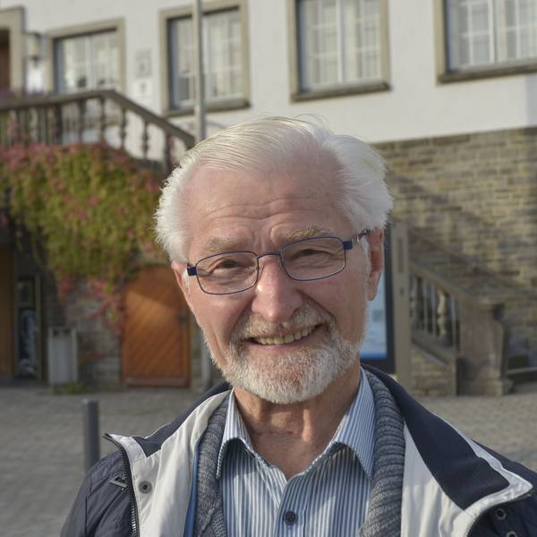 Ein älterer Mann im Porträt.