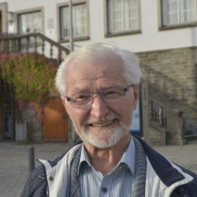 Ein älterer Mann im Porträt.