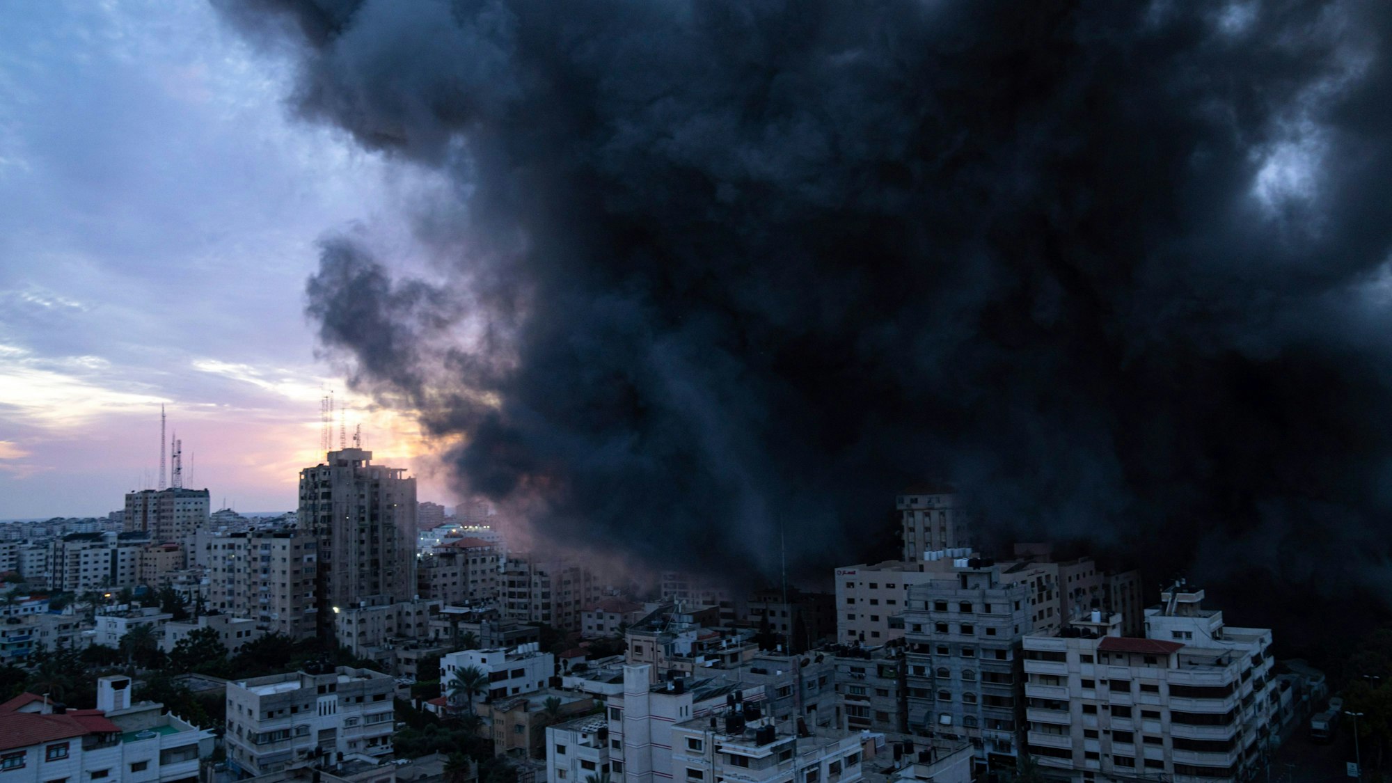 Eine große Rauchwolke steigt über Gaza-Stadt im Gaza-Streifen auf. Israel beschießt das palästinensische Autonomiegebiet seit terorristen Angriffen der Hamas massiv.