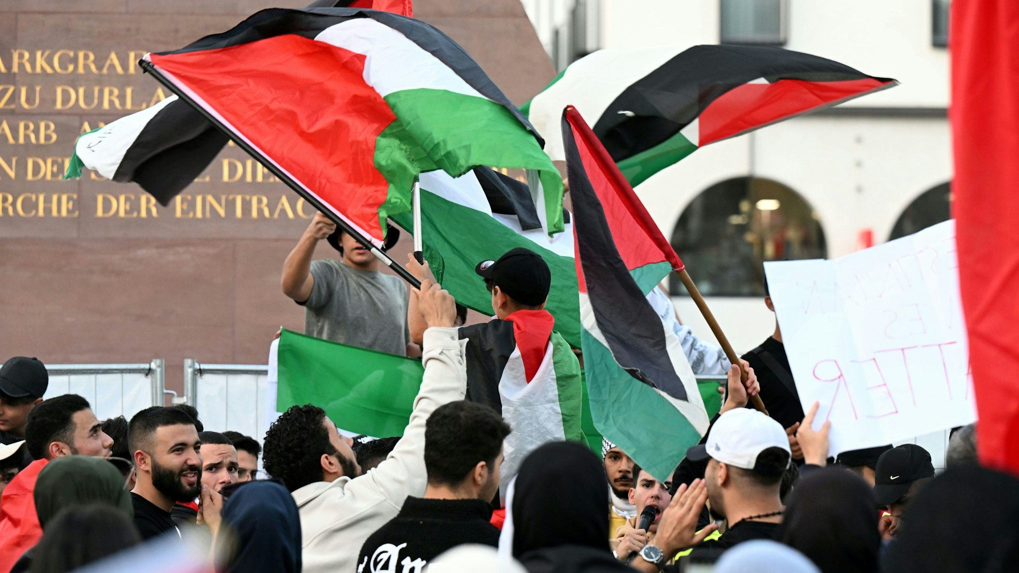Karlsruhe: Auf dem Marktplatz haben sich laut der Polizei etwa 70 Menschen zu einer pro-palästinensischen Kundgebung versammelt.