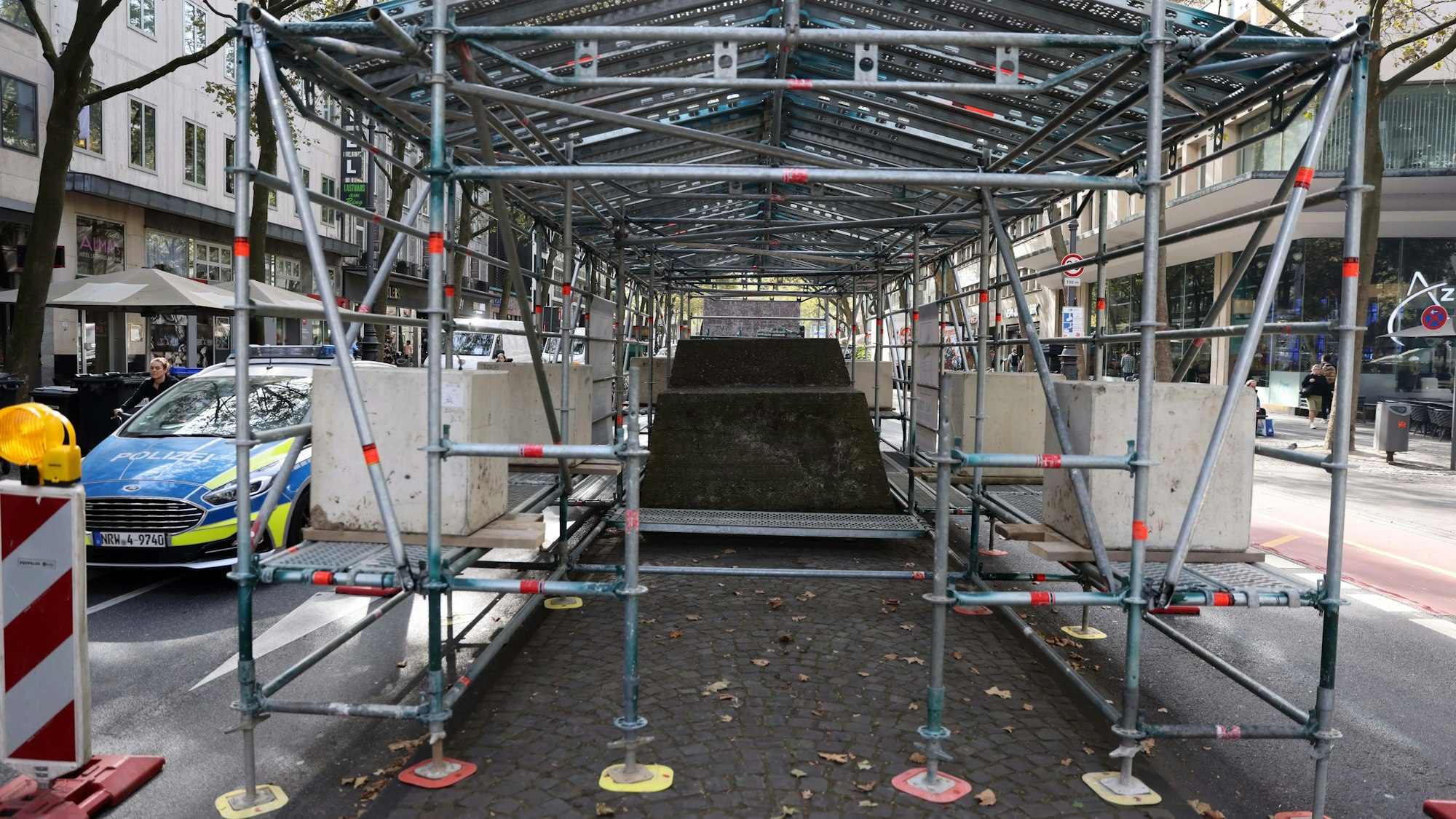 Der „Ruhende Verkehr“ ist unter einem Baugerüst verschwunden.