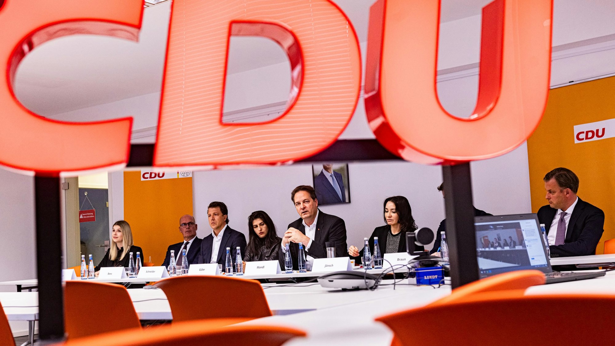 Der Vorstand der Kölner Union. In der Mitte der neue Parteivorsitzende Karl Alexander Mandl.