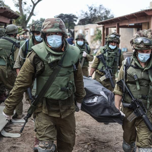 Israelische Streitkräfte bergen die Leichen israelischer Bewohner aus einem zerstörten Haus. Nach dem verheerenden Hamas-Terrorangriff auf israelische Ortschaften hat Israels Armee die Grenze nach eigenen Angaben wieder unter Kontrolle gebracht.