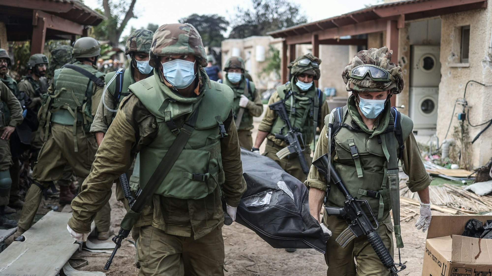 Israelische Streitkräfte bergen die Leichen israelischer Bewohner aus einem zerstörten Haus. Nach dem verheerenden Hamas-Terrorangriff auf israelische Ortschaften hat Israels Armee die Grenze nach eigenen Angaben wieder unter Kontrolle gebracht.