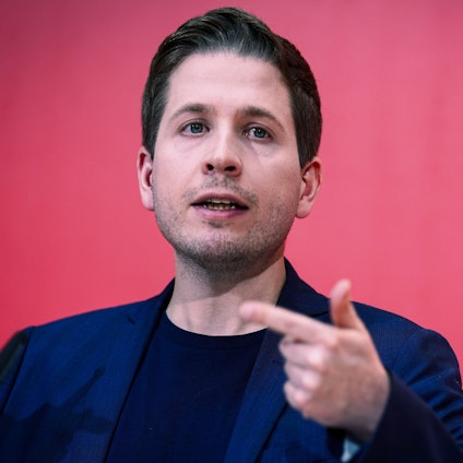 Kevin Kühnert, SPD-Generalsekretär, äußerte sich bei Markus Lanz unmissverständlich zum Massaker der Hamas und verurteilte die Jubelfeiern in Deutschland scharf. (Archivbild)