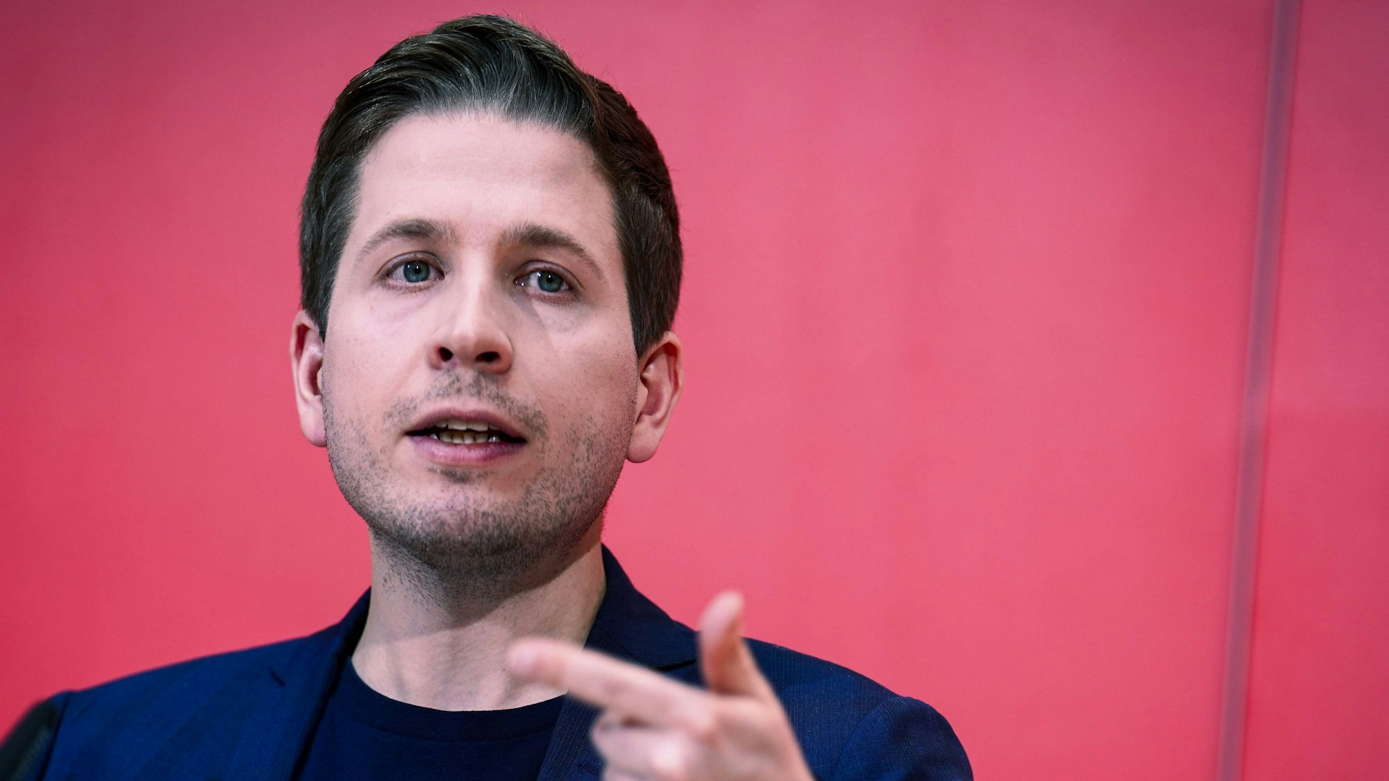 Kevin Kühnert, SPD-Generalsekretär, äußerte sich bei Markus Lanz unmissverständlich zum Massaker der Hamas und verurteilte die Jubelfeiern in Deutschland scharf. (Archivbild)