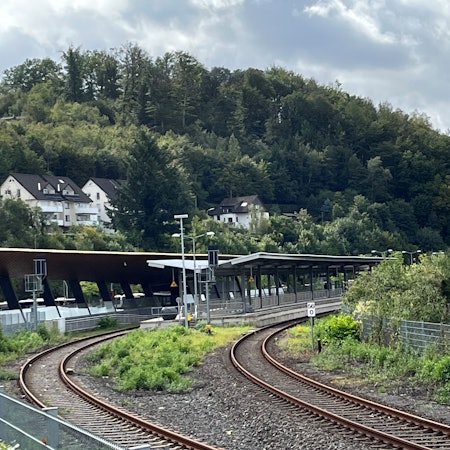 Blick auf den menschenleeren Bahnhof in Gummersbach, der schon seit Monaten nicht von Zügen der Regionalbahn 25 bedient wird.