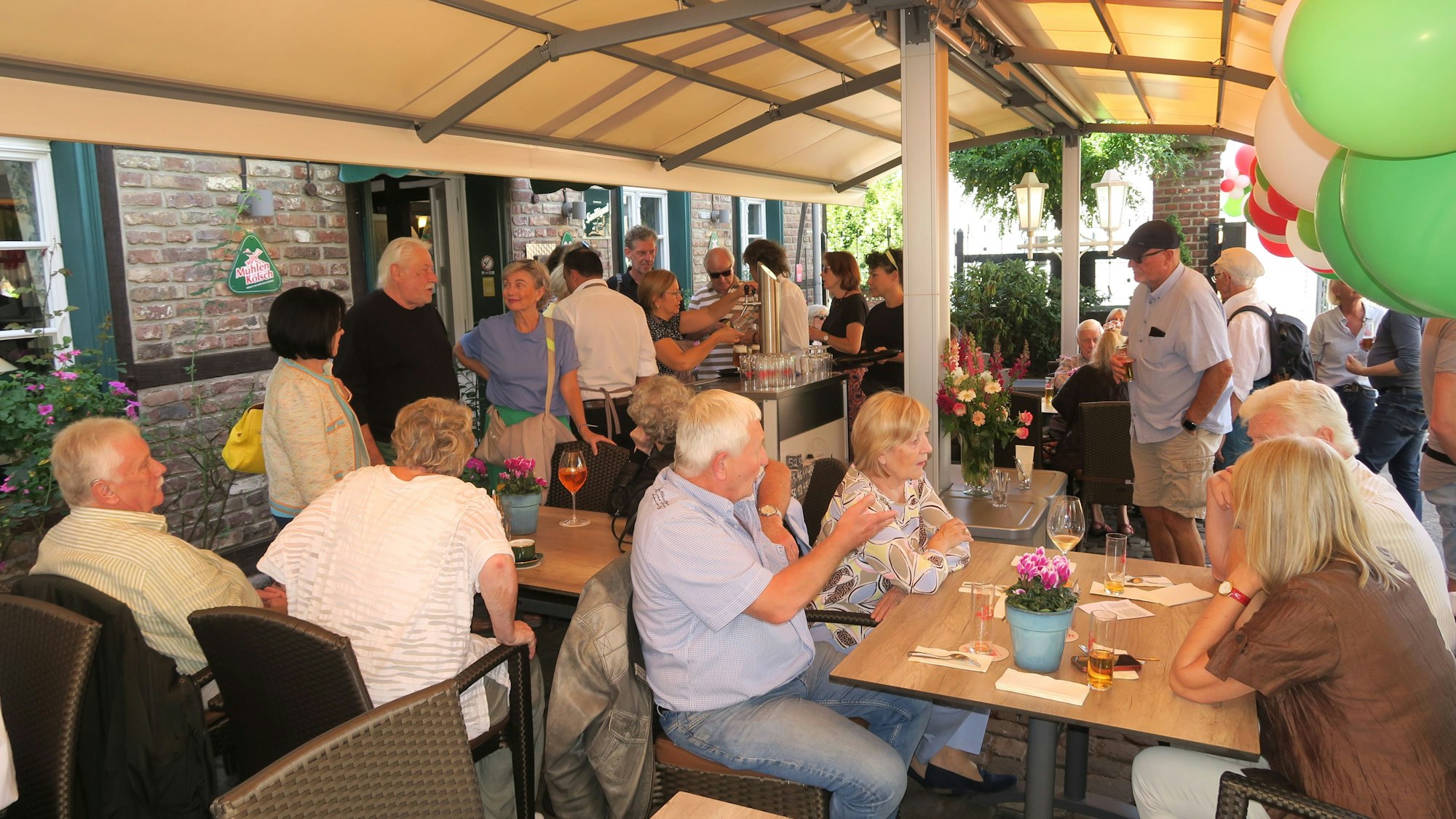Gäste bei der Einweihungsfeier im Biergarten der Alten Schule