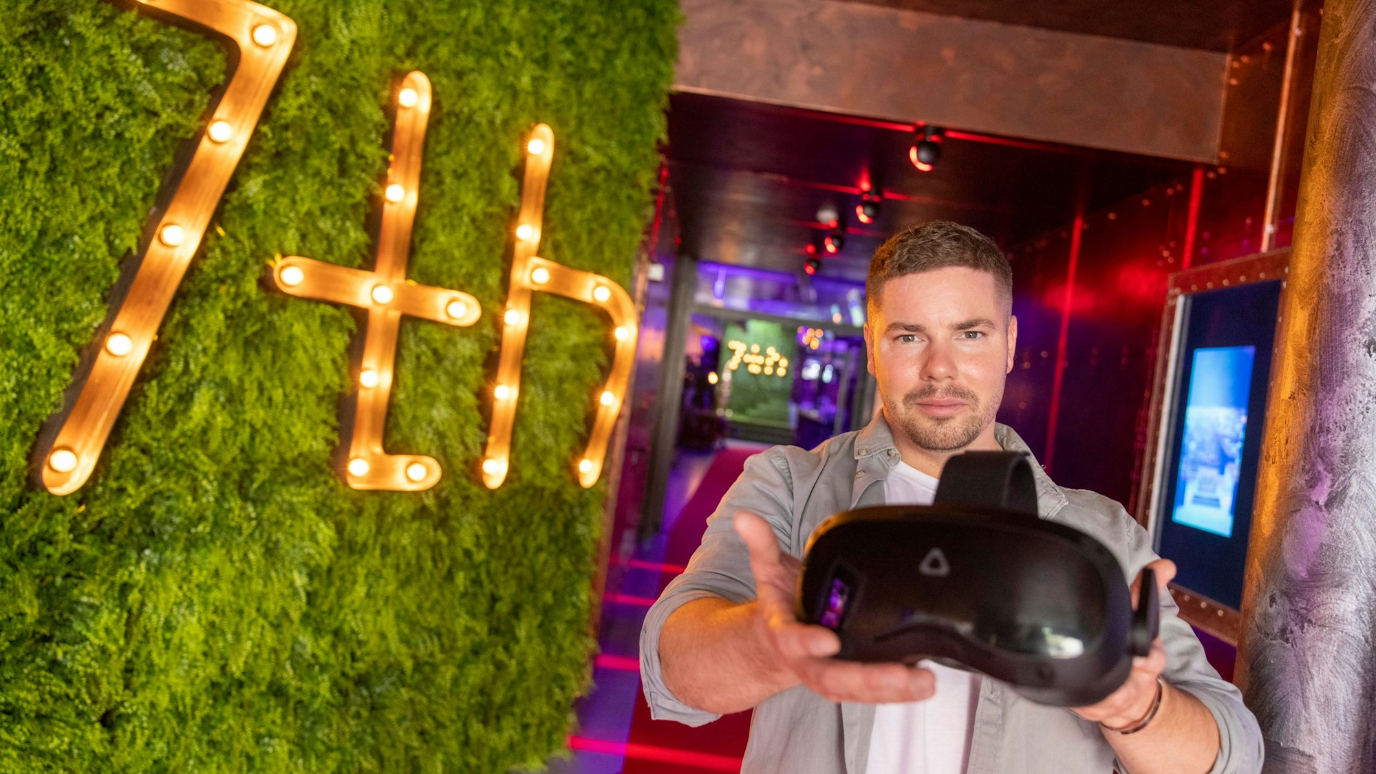 Sebastian Adler von „7th Space“ in der Kölner Mittelstraße.