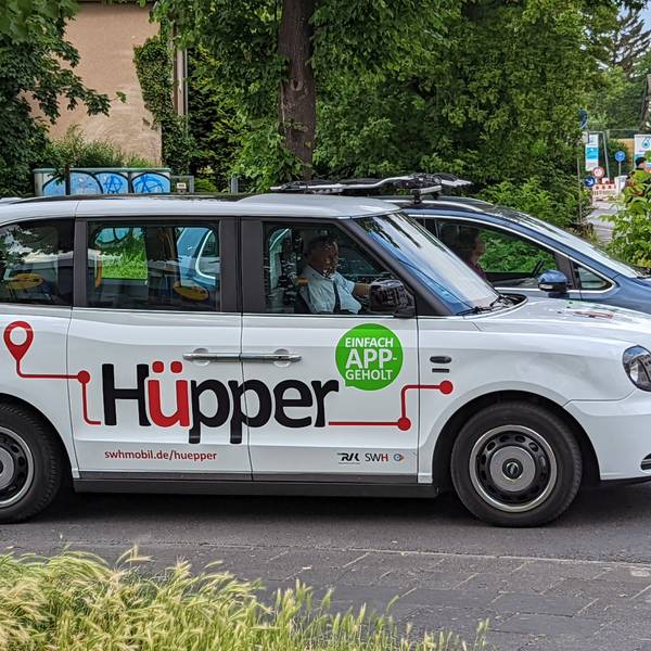 Auf dem Foto ist das Hürther Sammeltaxi zu sehen, es wird Hüpper genannt.
