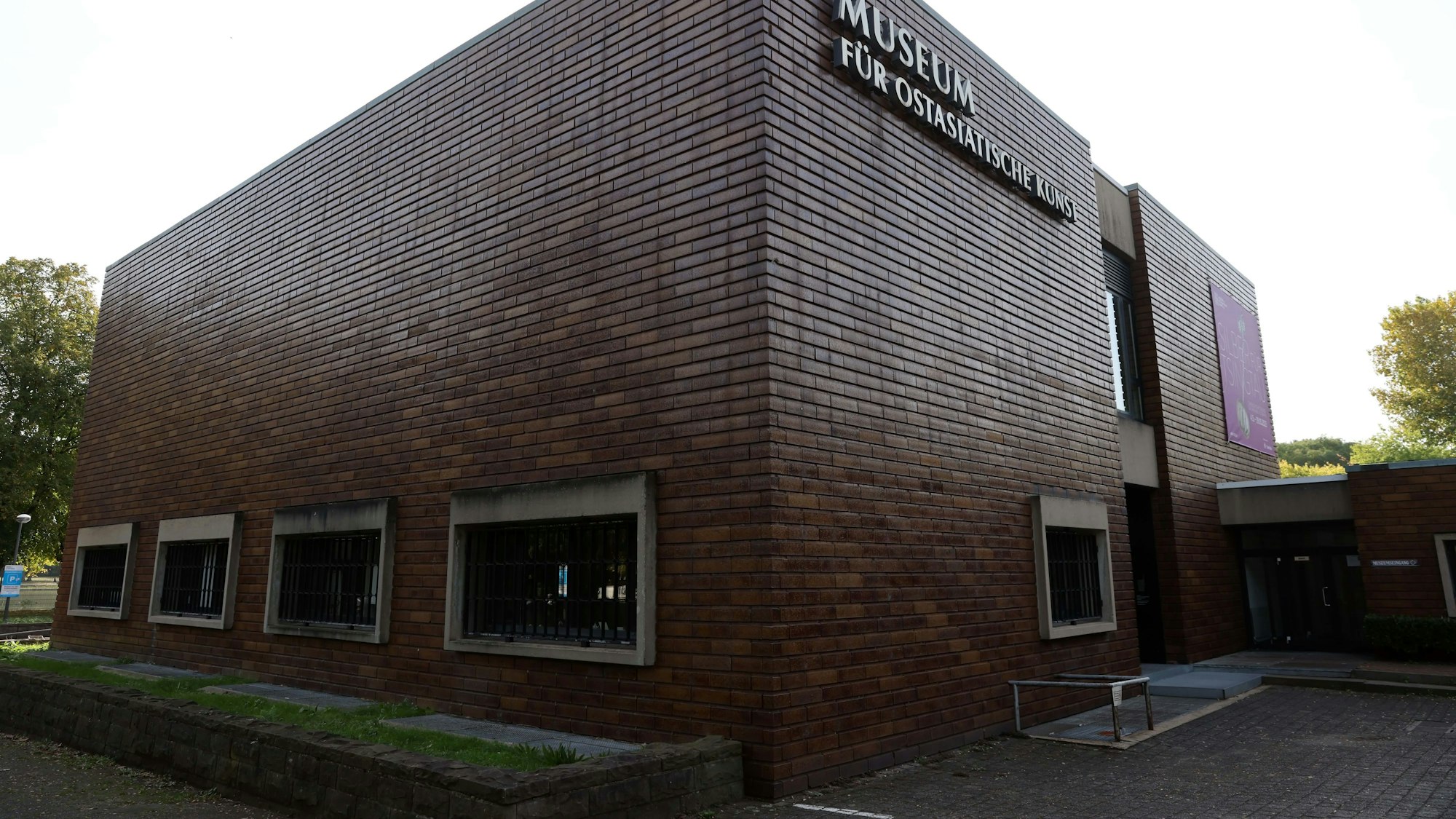 Köln, RSK, neue Gitter an Fenstern des Museums für Ostasiatische Kunst