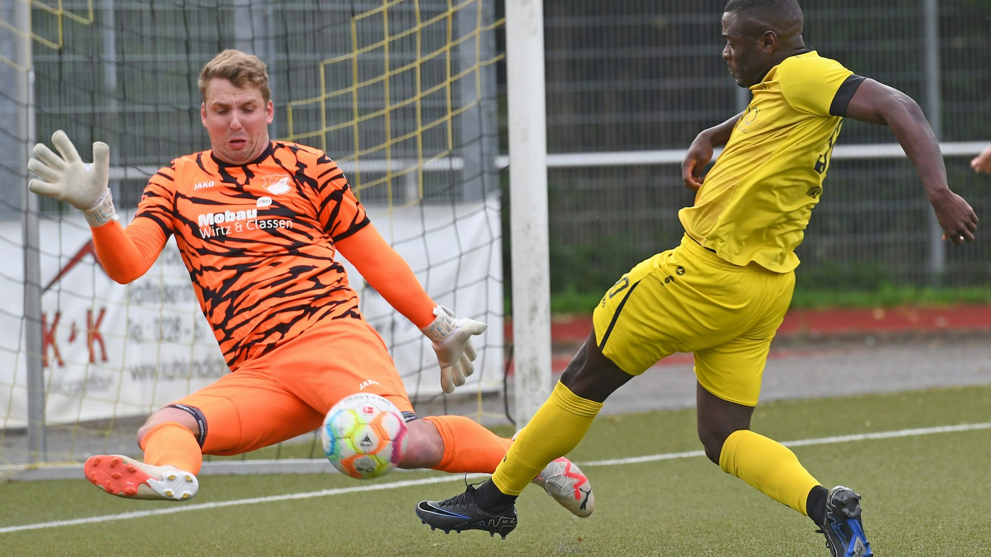 Endenichs Fabio Manuel Dias (rechts) scheitert knapp am Schafhauser Keeper Niklas Giesen.