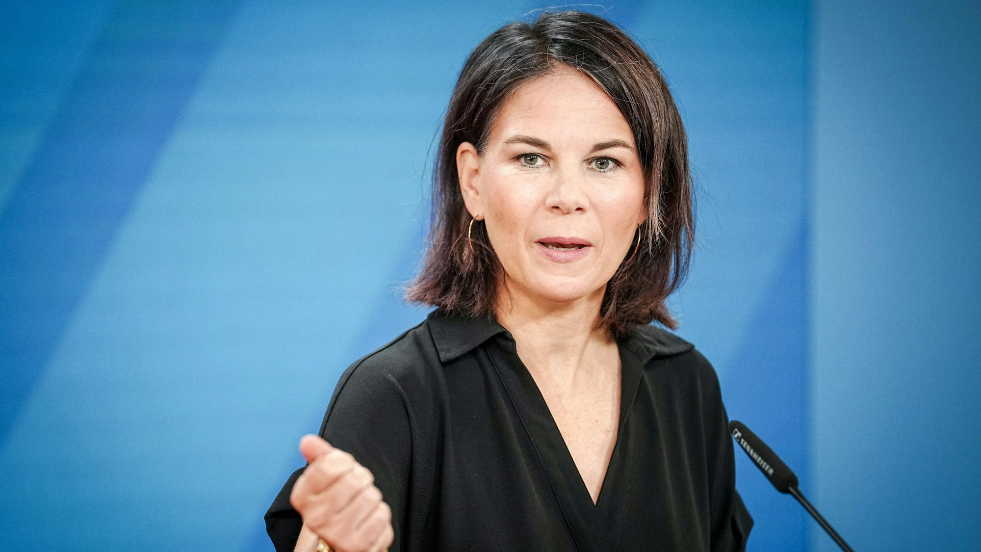 Bundesaußenministerin Annalena Baerbock bei einer Pressekonferenz. Im „heute journal“ beantwortete die Grünen-Politikerin nun Fragen nach Hilfsgeldern für die Palästinenser und einem geplanten Mittagessen von Kanzler Scholz (SPD) mit dem Emir von Katar.