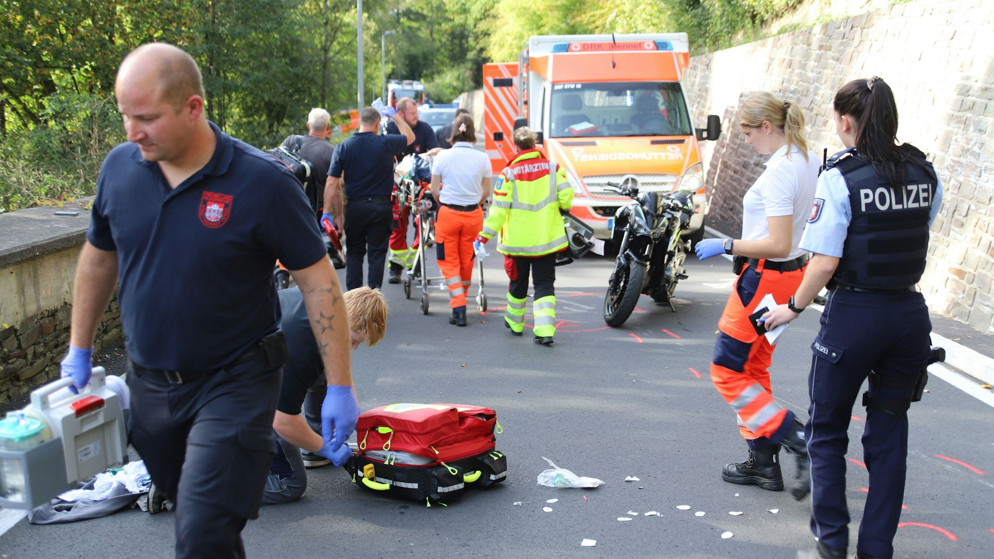 Auf der Kreisstraße 19 zwischen Stadt Blankenberg und Stein ist ein 30 Jahre alter Motorradfahrer gegen eine Mauer gefahren. Er erlitt schwere Verletzungen. Er wird von der Besatzung eines Rettungsdienstes in einen Rettungswagen gebracht, der ihn zum Rettungshubschrauber „Christoph 3“ fuhr.