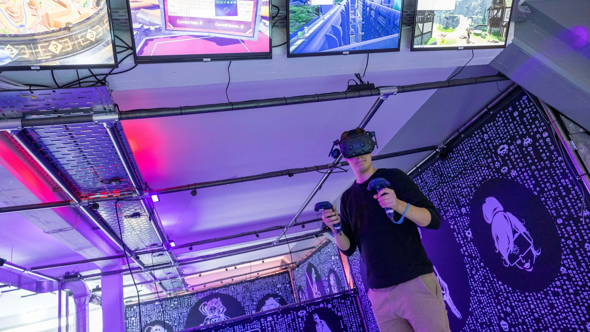 Rundschau-Redakteur Simon Westphal testete das VR-Erlebnis im „7th Space“.