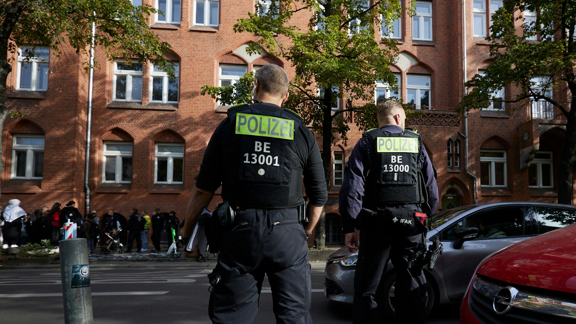 Sorge vor weiteren Vorfällen: Mittlerweile stehen Polizisten vor dem Ernst-Abbe-Gymnasium in der Sonnenallee im Berliner Stadtteil Neukölln.