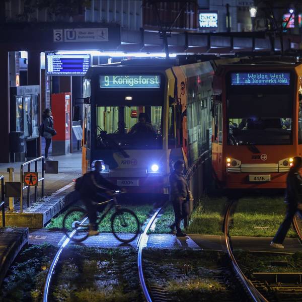 Straßenbahnen stehen in Köln an einer Haltestelle.