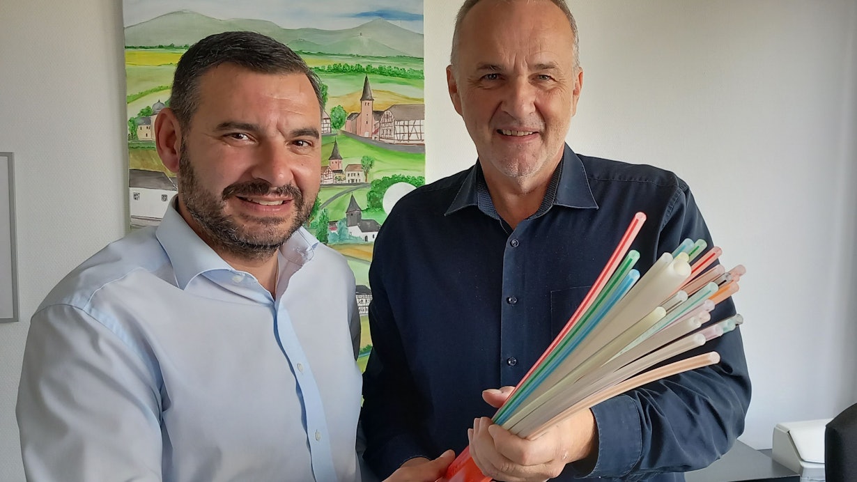 bnt-Vertriebsleiter Nikolaos Pantios und der Wachtberger Bürgermeister Jörg Schmidt (CDU) haben im Rathaus den restlichen Glasfaserausbau für Wachtberg vereinbart - nun legte Pantios für Villiprott nach