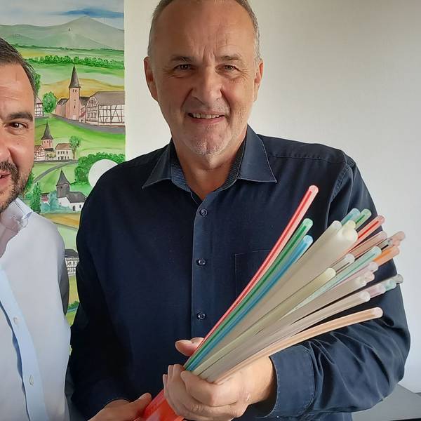 Immer für eine Überraschung gut: Mit dem bnt-Vertriebsleiter Nikolaos Pantios vereinbarte Jörg Schmidt (r.) 2023 kurzfristig den kompletten Glasfaserausbau der noch unversorgten Wachtberg Orte als Nullsummenspiel für die Gemeinde.