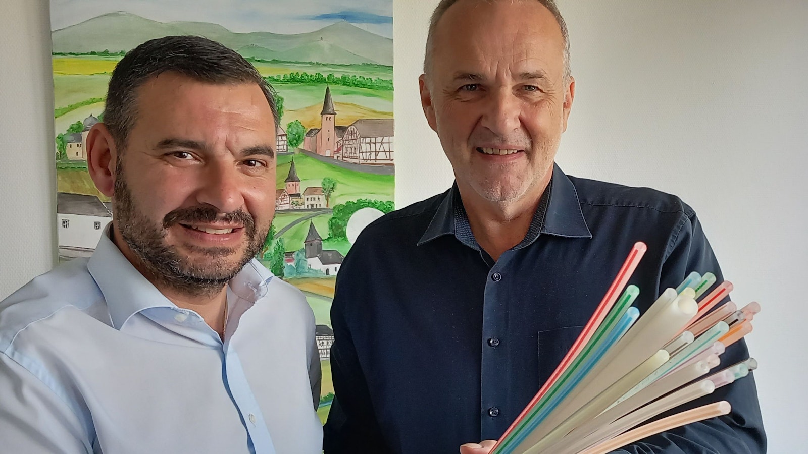 Immer für eine Überraschung gut: Mit dem bnt-Vertriebsleiter Nikolaos Pantios vereinbarte Jörg Schmidt (r.) 2023 kurzfristig den kompletten Glasfaserausbau der noch unversorgten Wachtberg Orte als Nullsummenspiel für die Gemeinde.