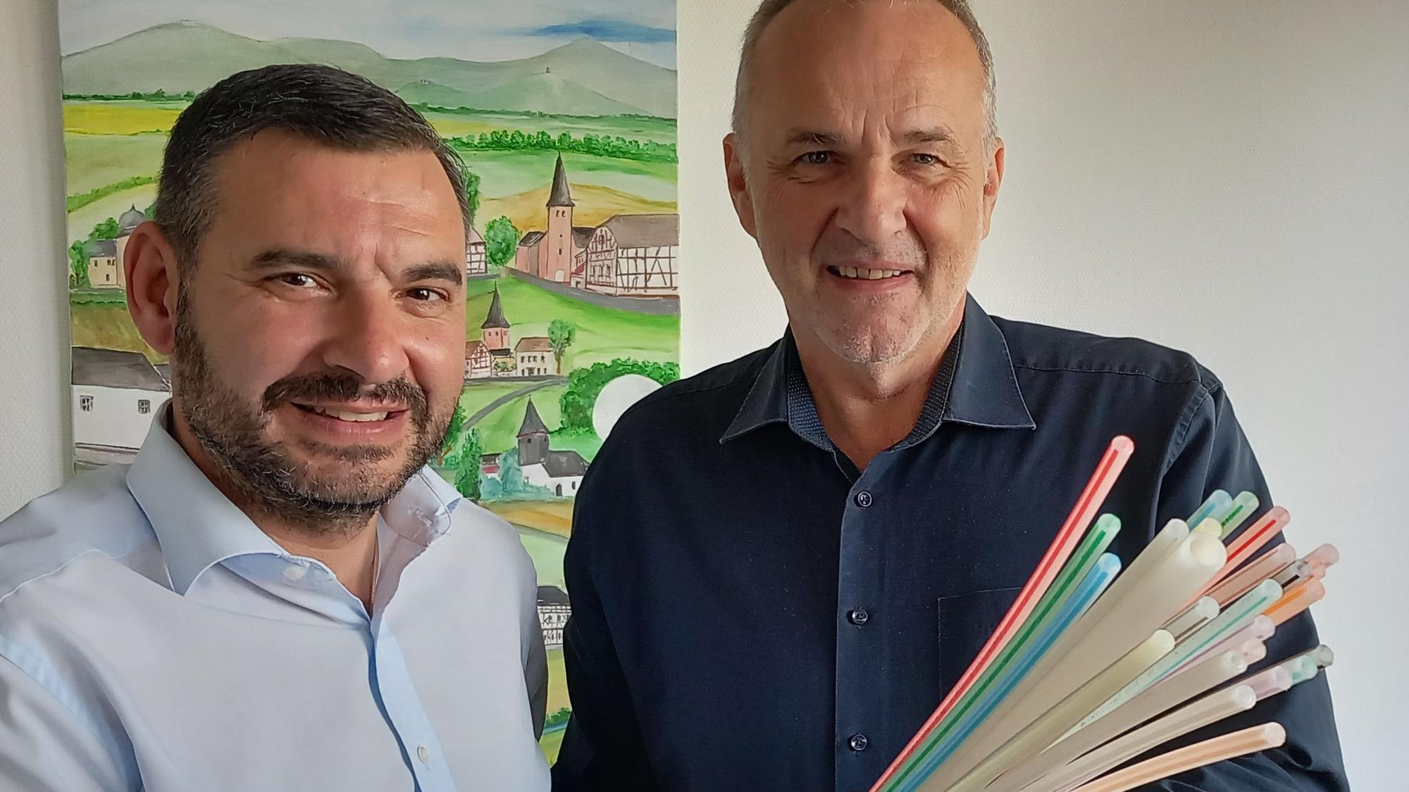 bnt-Vertriebsleiter Nikolaos Pantios und der Wachtberger Bürgermeister Jörg Schmidt (CDU) haben im Rathaus den restlichen Glasfaserausbau für Wachtberg vereinbart