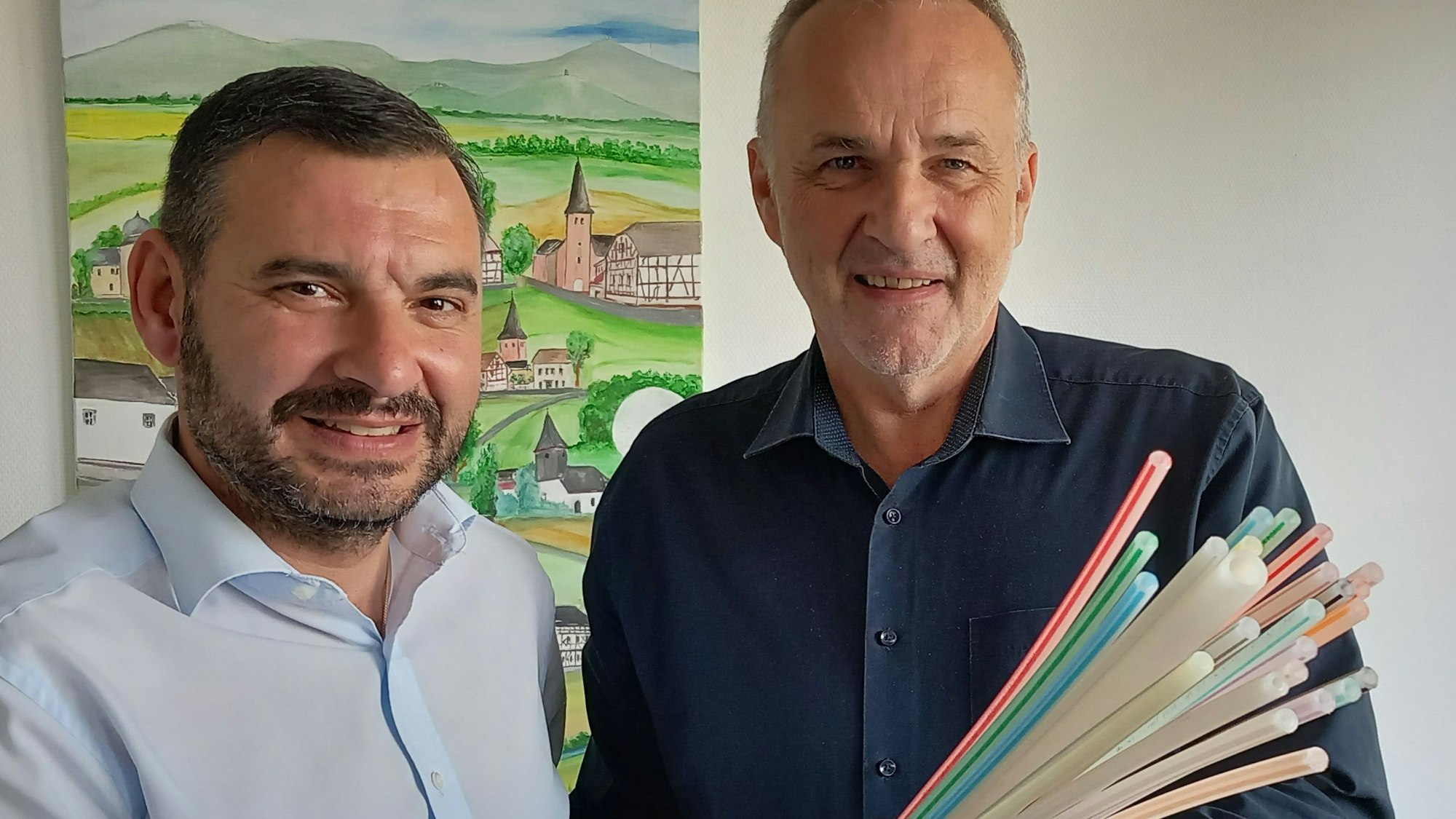 bnt-Vertriebsleiter Nikolaos Pantios und der Wachtberger Bürgermeister Jörg Schmidt (CDU) haben im Rathaus den restlichen Glasfaserausbau für Wachtberg vereinbart