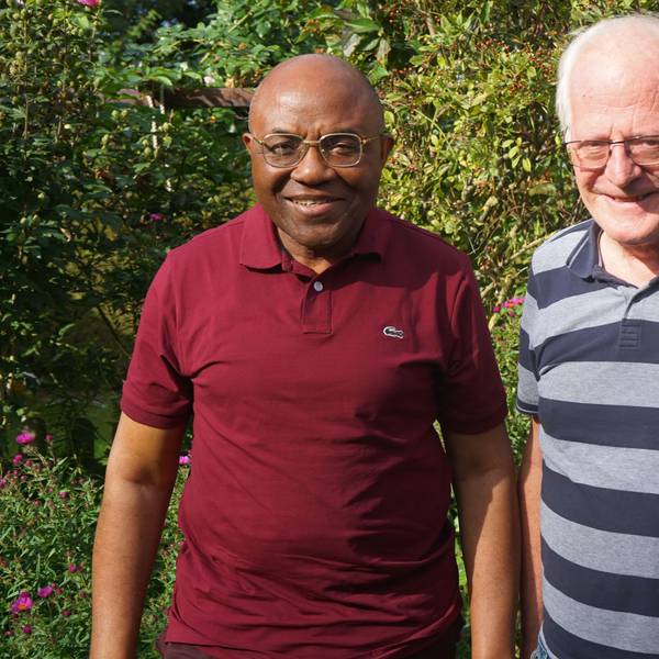 Das Bild zeigt Justin Bomda und Roger Peltzer.