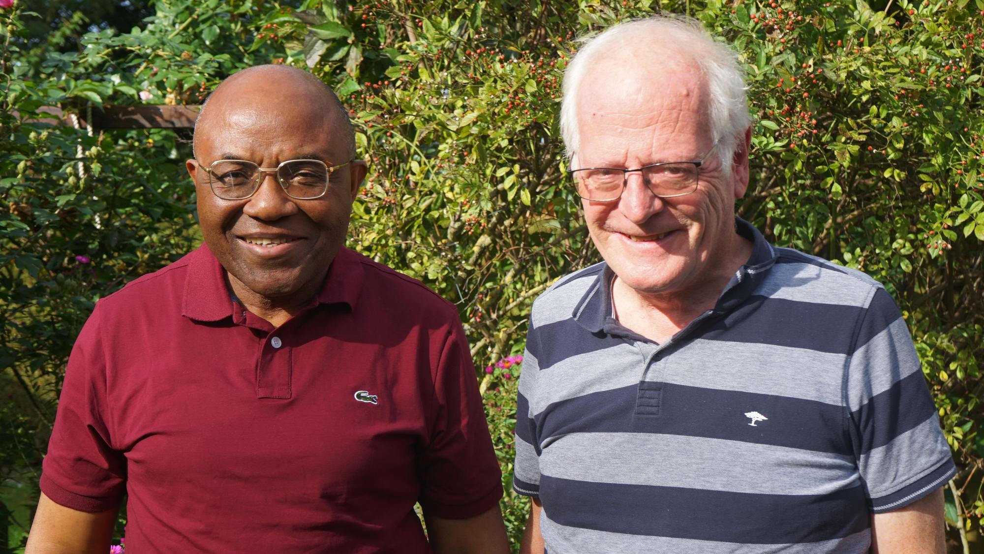 Das Bild zeigt Justin Bomda und Roger Peltzer.